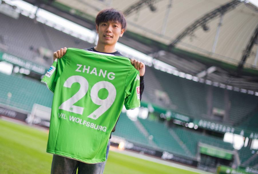 Zhang Xizhe nuovo acquisto cinese del club tedesco Wolsburg, posa con la sua maglia numero 29 (Epa)
